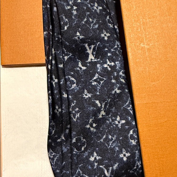 Louis Vuitton Navy Floral Tie - Picture 3 of 6